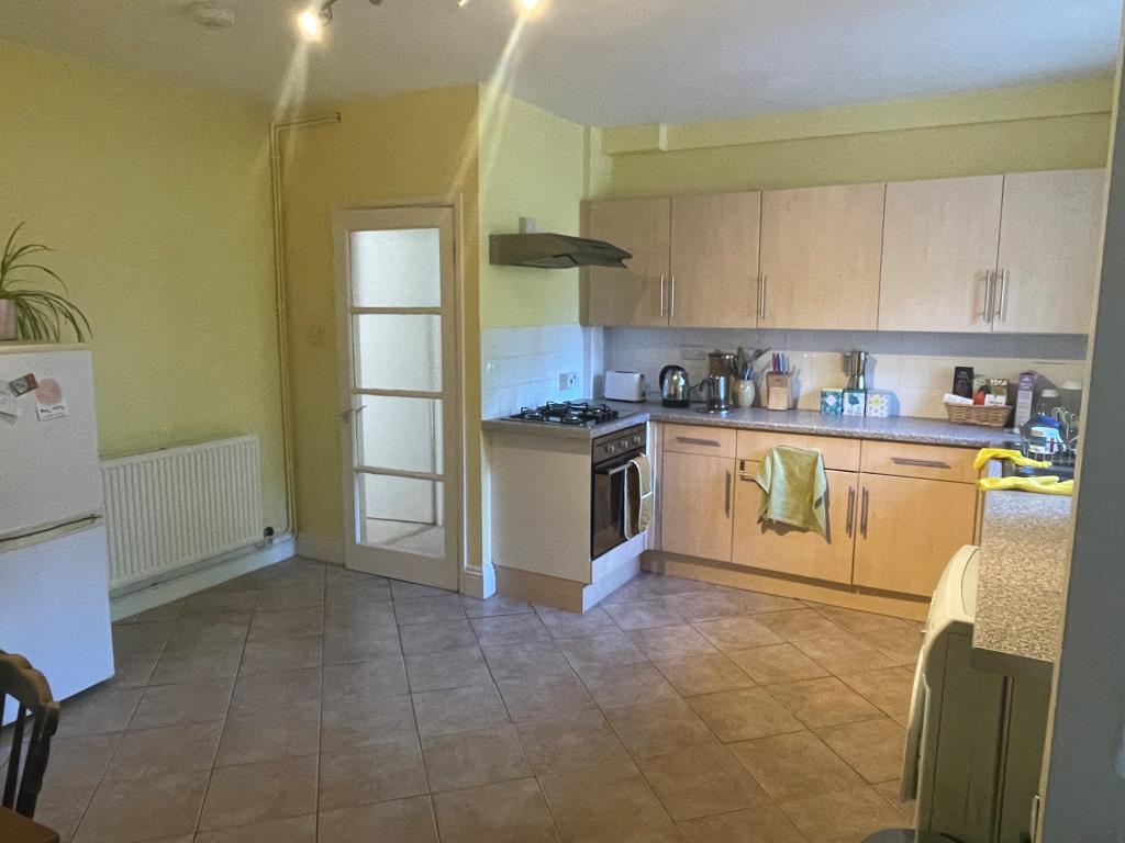 Lot: 12 - SUBSTANTIAL PROPERTY ARRANGED AS TWO FLATS - 41A Valletort Road - Kitchen/dining room